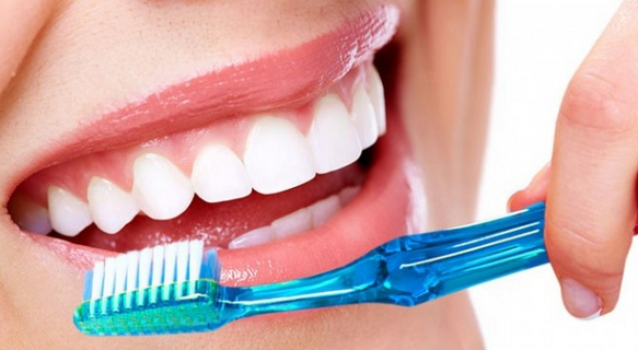 Aslında evde diş beyazlatmak bu kadar kolay! İşte en kolay ve en etkili yöntem...