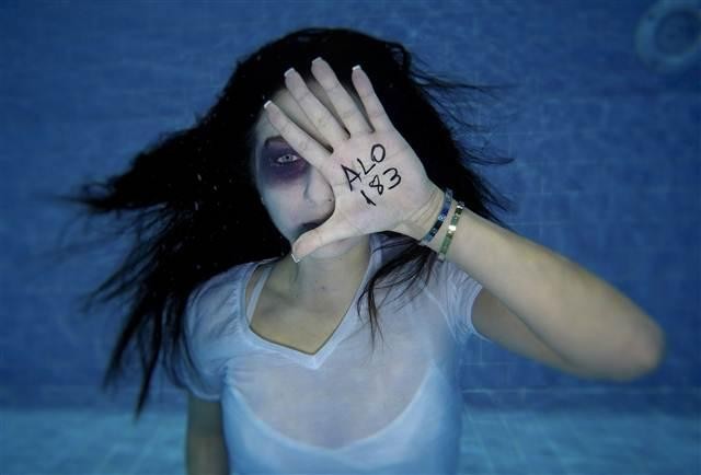 Kadına yönelik şiddete su altında sessiz tepki