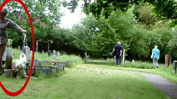Annesinin mezarına gizli kamera koydu şok oldu..