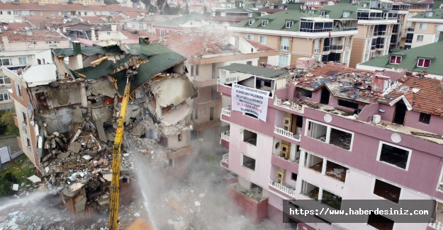 Büyükçekmece’de depremde hasar alan 3 bina yıkıldı