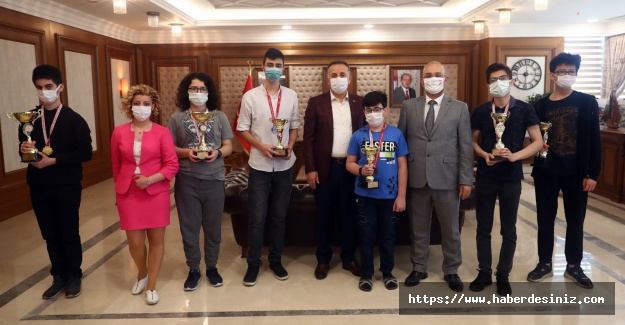 Online satrancın şampiyonları ödüllerine kavuştu