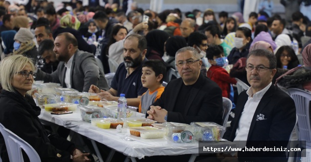 Binlerce vatandaş Eyüpsultan’da dev iftar sofrasında buluştu