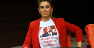 "MUSTAFA KEMAL ATATÜRK'ÜN ASKERLEYİZ" T-SHİRT'ÜYLE TBMM'DE PROTESTO