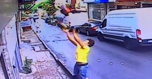 İstanbul'da ikinci kattan düşen bebeği havada yakaladı