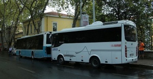 Turistleri taşıyan minibüs belediye otobüsüne çarptı.
