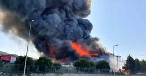 Tuzla'da polyester fabrikası yandı, yangın kısmen kontrol altına alındı