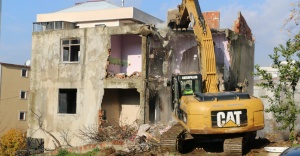 Kartal Belediyesi, 101 riskli ve metruk binanın yıkımını gerçekleştirdi