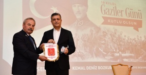 Başkan Bozkurt’a gaziler, 81 il ile Kore ve Kıbrıs’tan alınan ‘Şehit Toprağı’ hediye etti.
