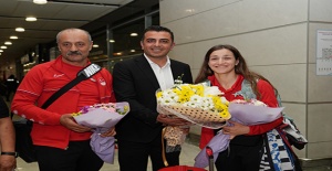 "Kartal'ın Gururu Buse Naz Çakıroğlu, Avrupa Boks Şampiyonası Zaferini Kartal Belediye Başkanı ile Kutladı"